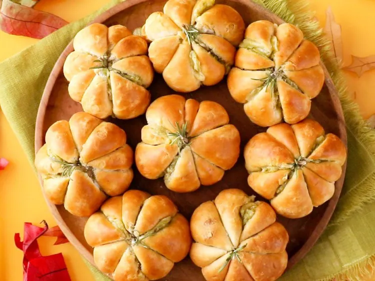 Brötchen in Kürbis-Form backen Anleitung Kürbis Rezepte Herbst