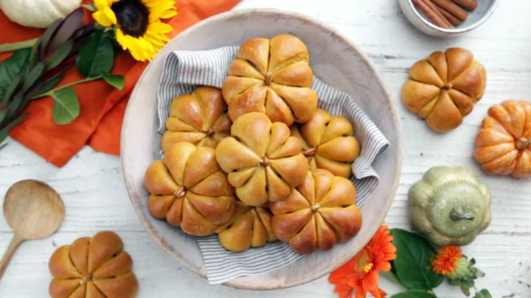 Brötchen in Kürbis-Form backen Kürbisbrötchen Rezept einfach