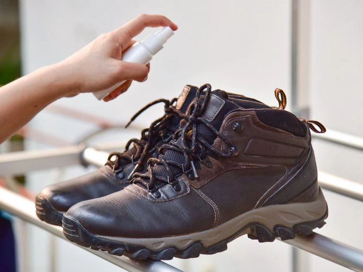 DIY-Desodorierungsspray mit Essig gegen Schweißgeruch im Schuh