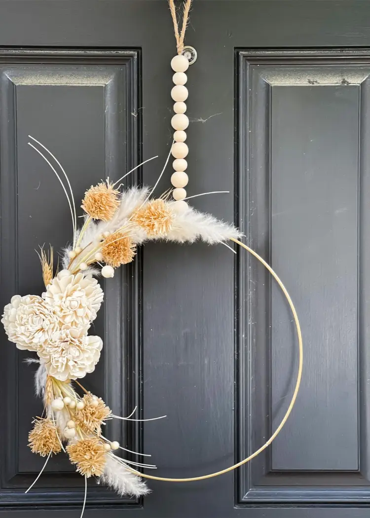 Dekoration für die Eingangstür oder drinnen mit Trockenblumen und Gräsern