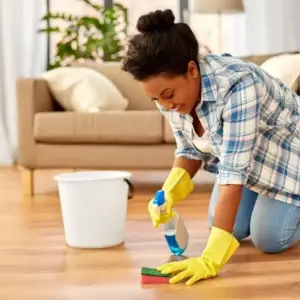 Den Fußboden reinigen mit Hausmitteln - einfache Rezepte für selbstgemachte Reiniger ohne Chemie für verschiedene Bodenarten