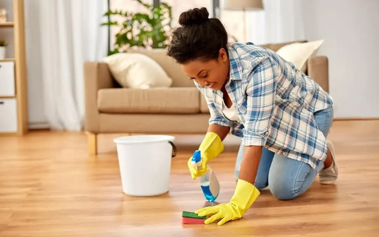 Den Fußboden reinigen mit Hausmitteln - einfache Rezepte für selbstgemachte Reiniger ohne Chemie 