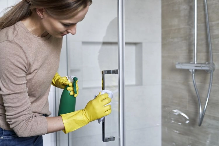 Die Duschwand mit selbstgemachtem Reinigungsspray sauber machen