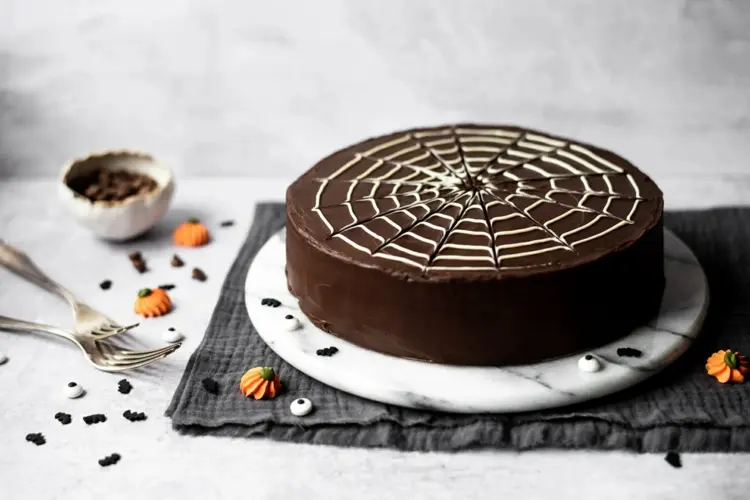 Einfacher Halloween Kuchen mit Spinnennetz als Motiv und Schokoglasur