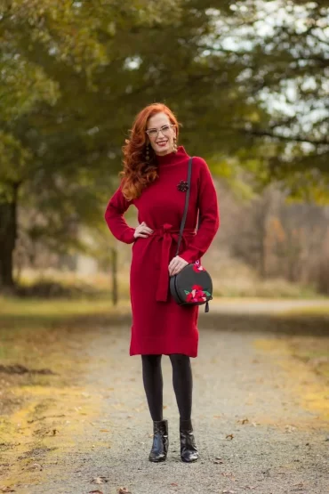 Einige der schmeichelhaftesten Herbst-Outfits für Frauen ab 50 sind die knielangen Pullover-Kleider
