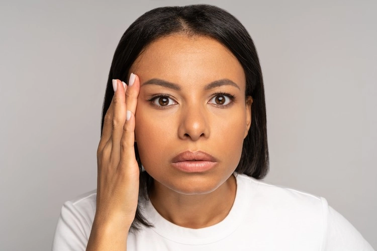 Erstellen Sie eine tägliche Hautpflegeroutine, um die Haut unter Ihren Augen glatt zu halten