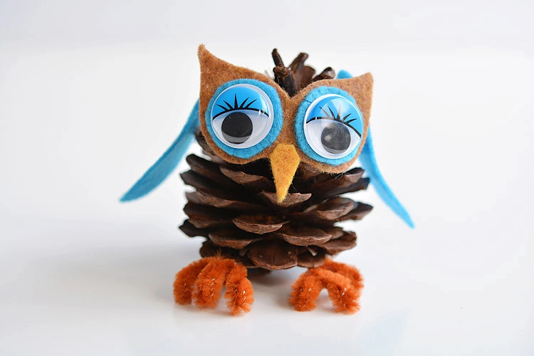 Make Owls from Natural Materials - Enjoy fall with your kids with these fun craft ideas