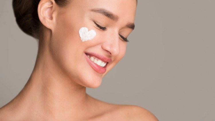 Falten unter den Augen wegschminken - Kombinieren Sie das richtige Make-up und Hautpflege für tolle Ergebnisse