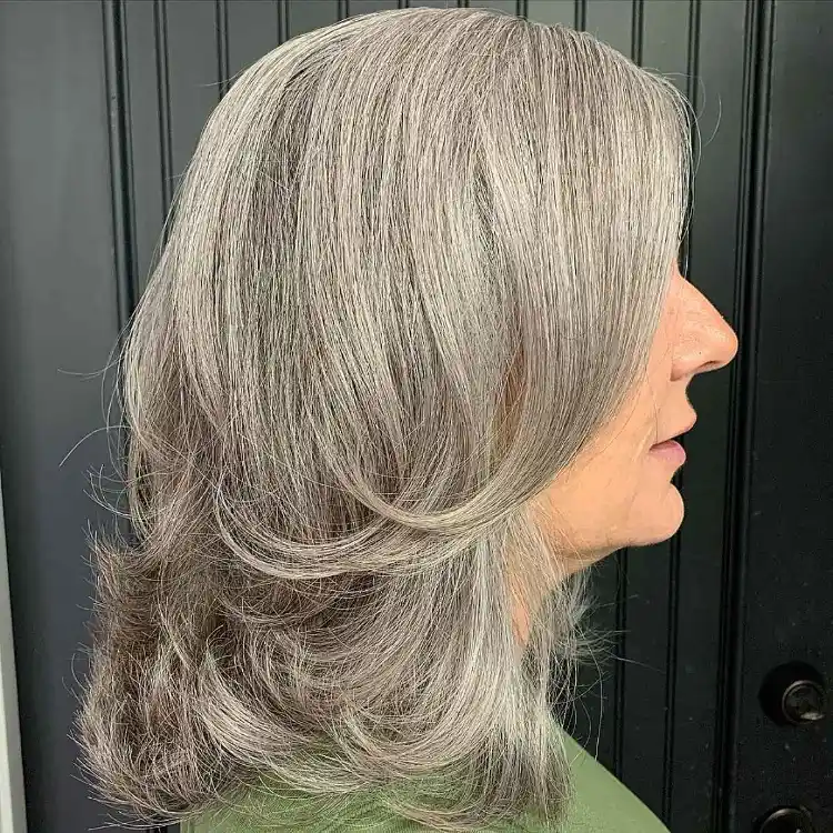 Farah Faucett Frisur mit Bangs für graue Haare