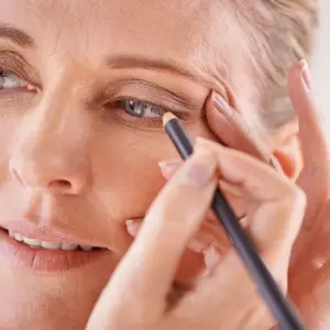 Fehler Nr. 4 bei dem Augen-Make-up ab 50 - Dunkle Lidschatten verwenden