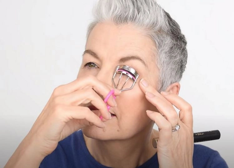 Fehler Nr. 8 beim Augen-Make-up ab 50 - Kein Schwingen von Wimpern