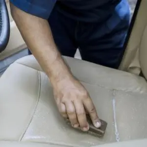 Fleckige und stark verschmutzte Autositze reinigen