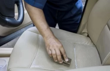 Fleckige und stark verschmutzte Autositze reinigen