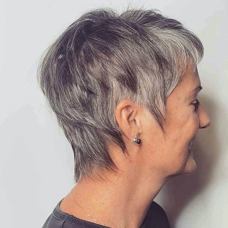 Frecher Mixie Cut für Frauen ab 60 mit grauen Haaren