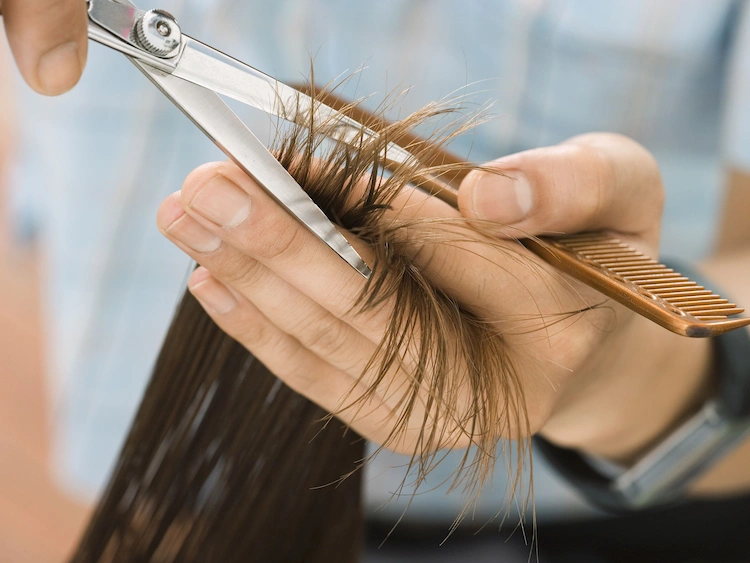 Geschädigtes Haar hat eine strohige Textur und kann abgeschnitten werden, um das Wachstum zu fördern