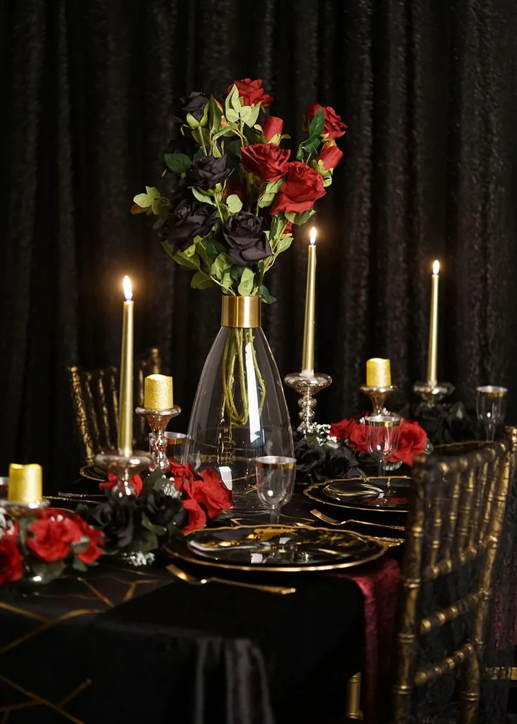 Gibt es eine passendere Kombination aus roten und schwarzen Rosen für einen Halloween Tischdeko 2022