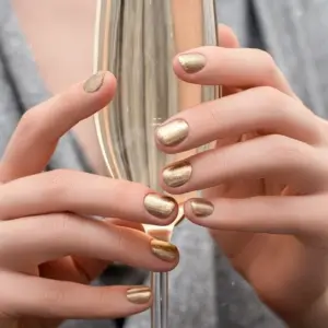 Goldene Nagellack Farben für Frauen ab 50 sind ein Muss im Herbst