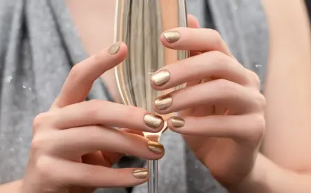 Goldene Nagellack Farben für Frauen ab 50 sind ein Muss im Herbst