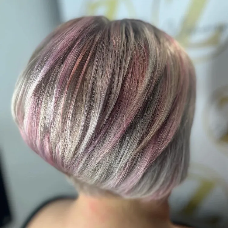 Haarfarben die jünger machen kurze graue Haare mit rosa Strähnchen