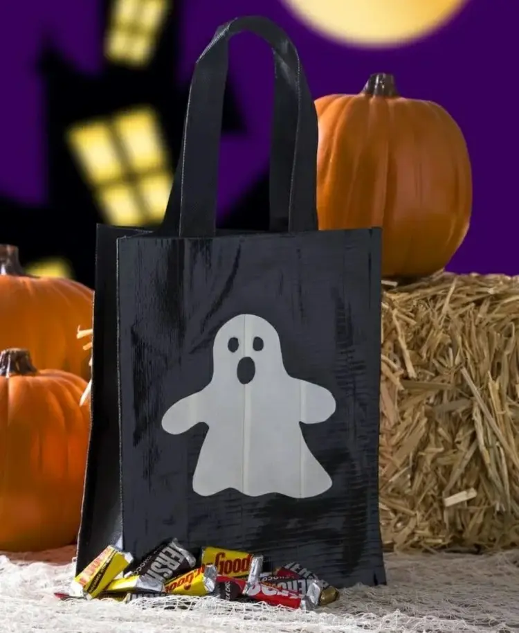 Halloween Beutel basteln - Einkaufsbeutel umgestalten mit schwarzem Paketklebeband und Gespenst