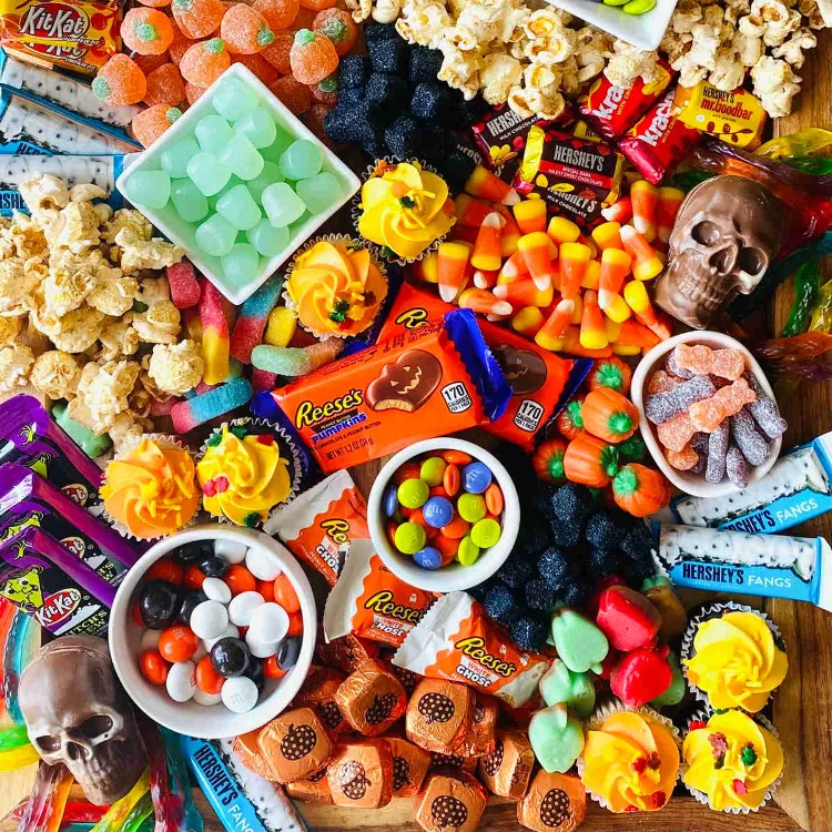 Halloween Charcuterie Board mit Süßigkeiten Snackteller Ideen Party