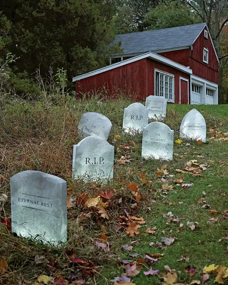 Halloween Deko 2022 - Stellen Sie ein paar Papiergrabsteine in Ihrem Garten auf