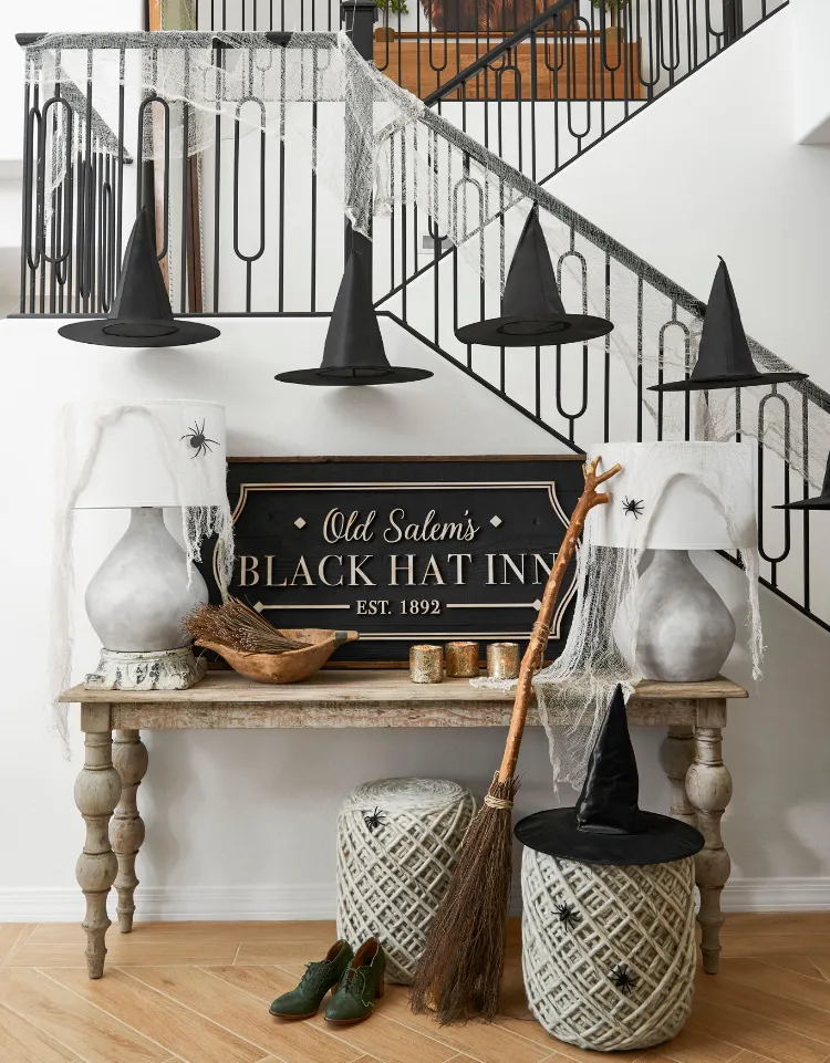 Halloween Deko Hauseingang in Schwarz und Weiß elegante Herbstdeko Flur