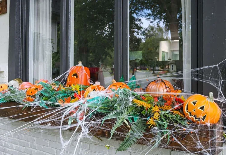 Halloween Deko Ideen mit geschnitzten Kürbissen zum Selbermachen