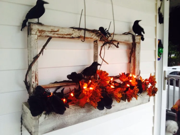 Halloween Deko für Außenbereich Blumenkasten mit Raben Figuren und Lichterketten gruselig