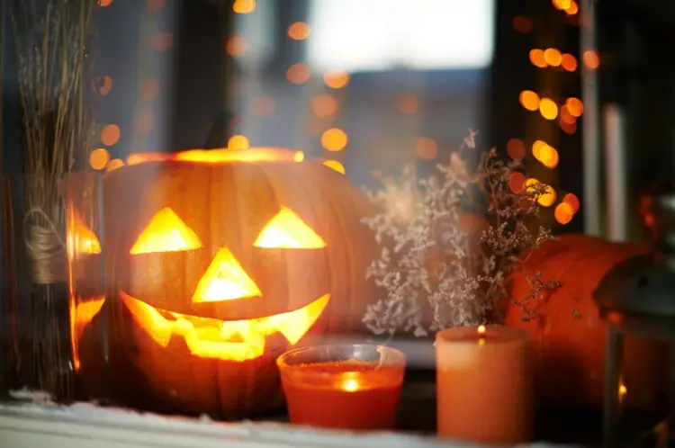 Halloween Fensterdeko - Dekorieren Sie die Fensterbank mit geschnitztem Kürbis