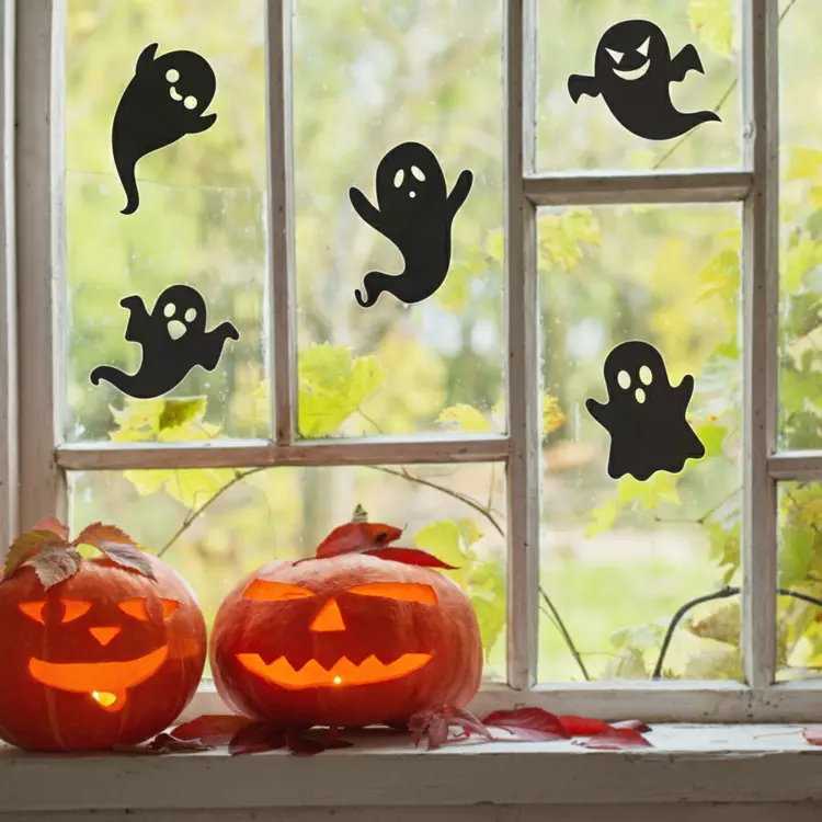 Halloween Fensterdeko - Geister aus schwarzem Papier als Fensterbilder