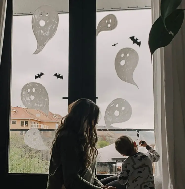 Halloween Fensterdeko auf die Scheibe malen mit Kreidemarkern - Idee für Kinder