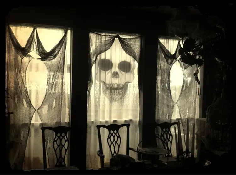 Halloween Fensterdeko aus Käsetüchern - Gruselige Vorhänge selber machen für ein Geisterhaus