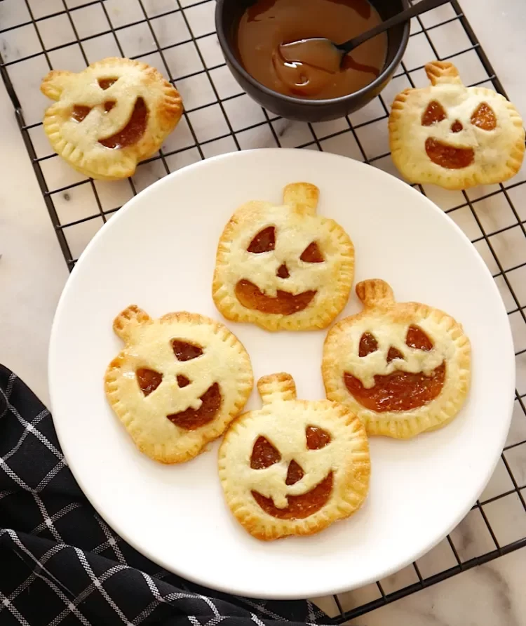Halloween Frühstück Rezepte Mini Pies mit Kürbis Füllung