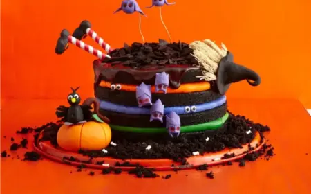 Halloween Kuchen mit Schokolade, Buttercreme in bunten Farben und Hexe