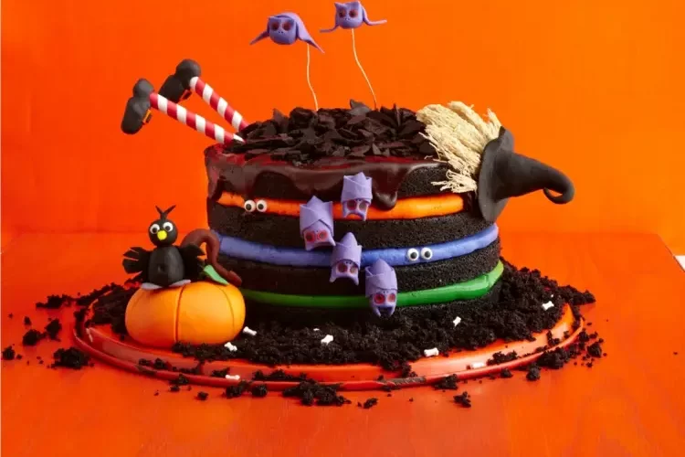 Halloween Kuchen mit Schokolade, Buttercreme in bunten Farben und Hexe