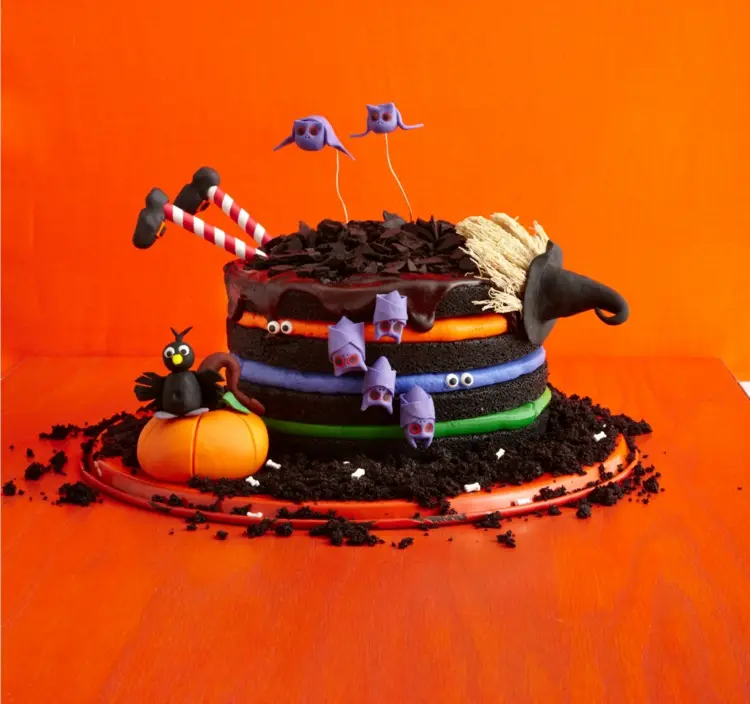 Halloween Kuchen mit Schokolade, Buttercreme in bunten Farben und Hexe