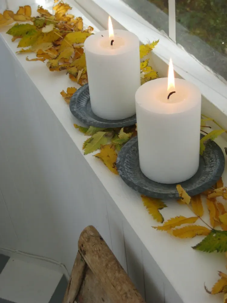 Herbstdeko für Fenster - Fensterbrett mit Kerzen und Laubblättern