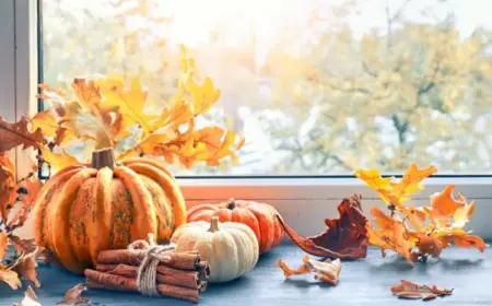 Herbstdeko für Fenster mit Zimtstangen, Kürbissen und Blättern