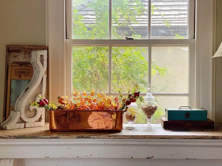 Herbstdekoration für die Fensterbank mit Kasten aus Kupfer