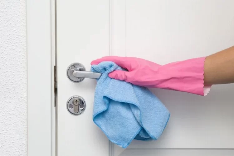 Vergilbte Türen reinigen: Hausmittel für strahlendes Weiß