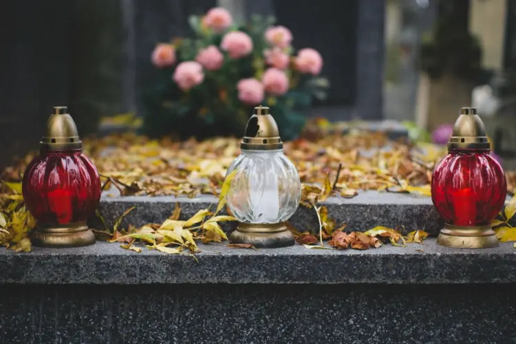 Im Herbst das Grab schmücken mit neuen Pflanzen und Dekorationen