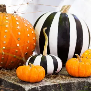 Kürbis Deko ohne Schnitzen selber machen zu Halloween mit diesen einfachen, farbenfrohen Bastelideen