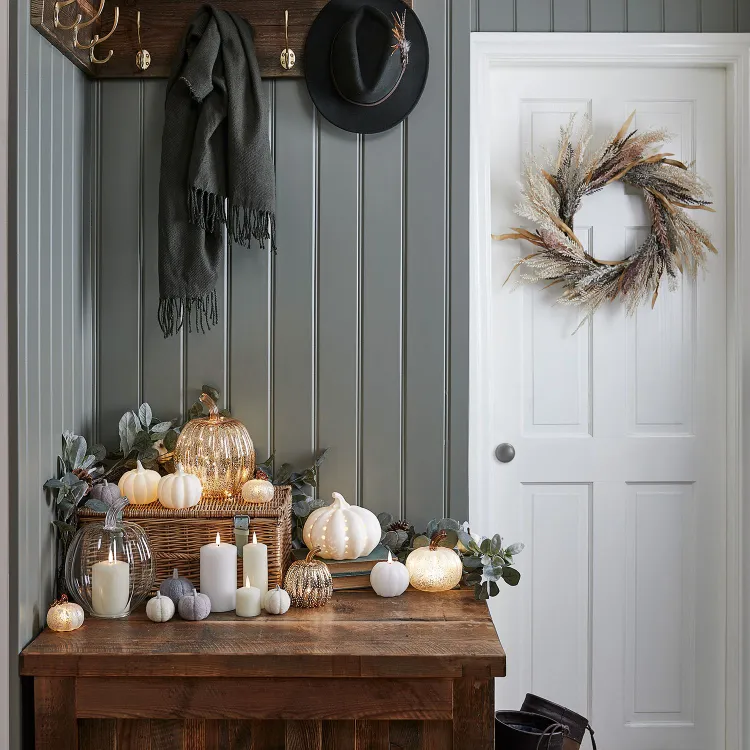 Kürbis Herbstdeko minimalistisch elegante Halloween Deko Hauseingang