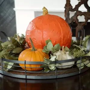 Kürbis basteln aus Pappmaché als Herbstdeko und zum Halloween - Mit unseren Tipps und Anleitungen schaffen Sie es