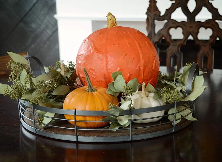 Kürbis basteln aus Pappmaché als Herbstdeko und zum Halloween - Mit unseren Tipps schaffen Sie es