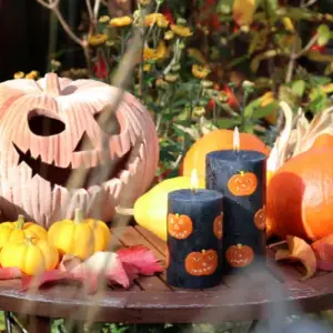 Kürbisse schnitzen Ideen Halloween Deko im Vorgarten