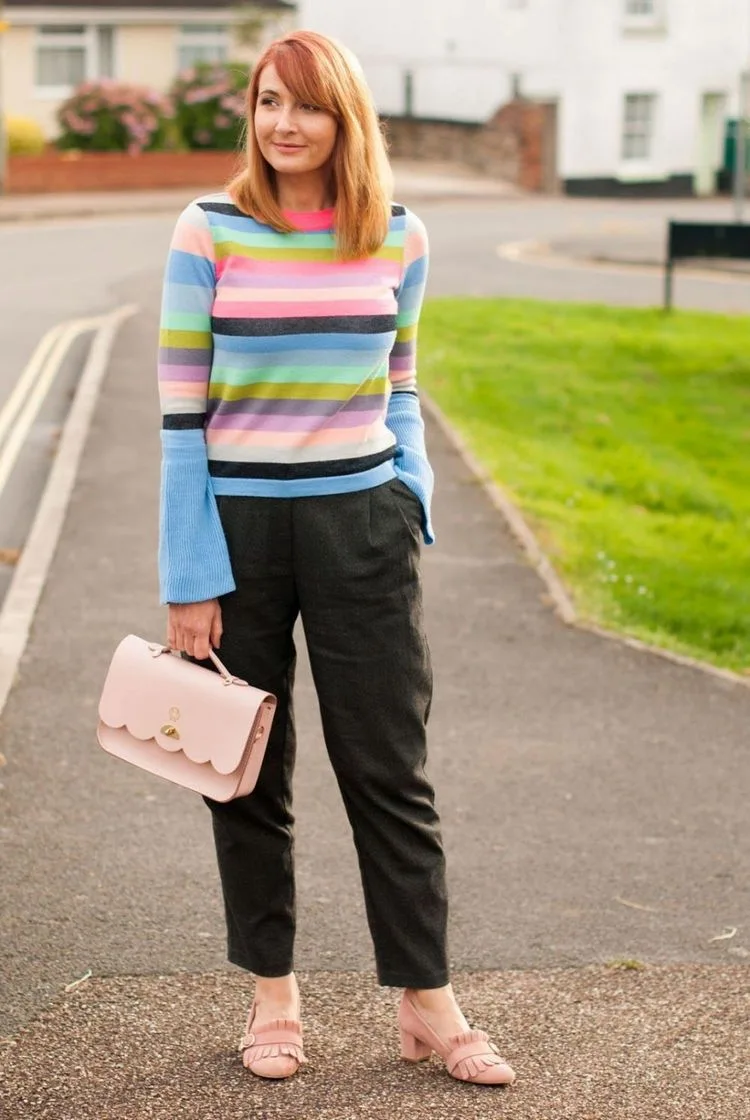 Lässige Mode für ältere Damen - gestreifte Pullover und knöchellange Hosen