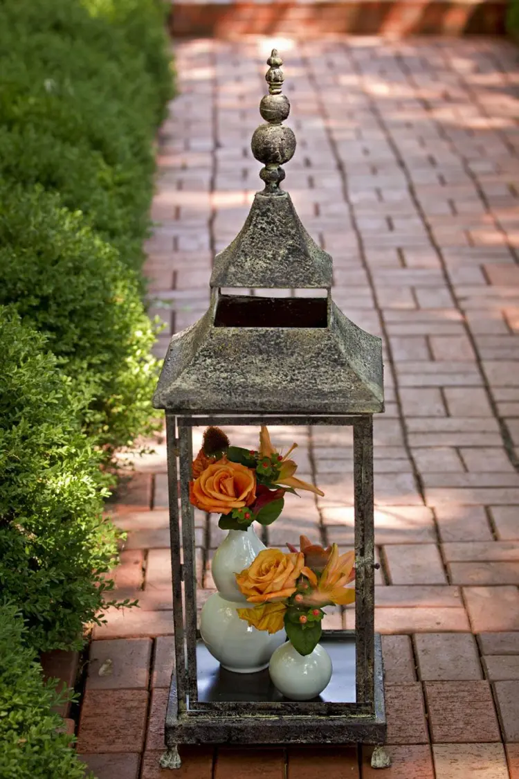 Laterne herbstlich dekorieren mit Vasen und Rosen in Herbstfarben