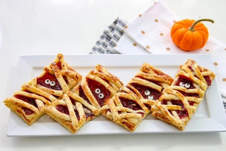 Make delicious puff pastry mummies with raspberry filling for Halloween